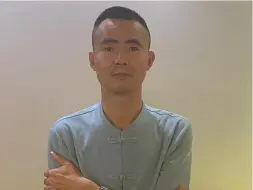 Video herunterladen: 刮脚底板，都烂成啥样了，痒啊，