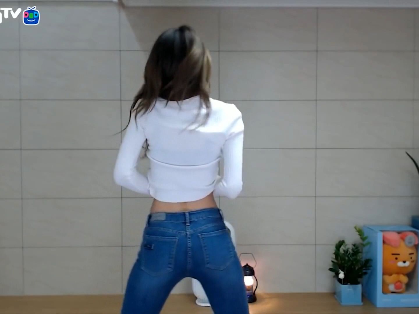 徐雅 紧身牛仔裤后背摇