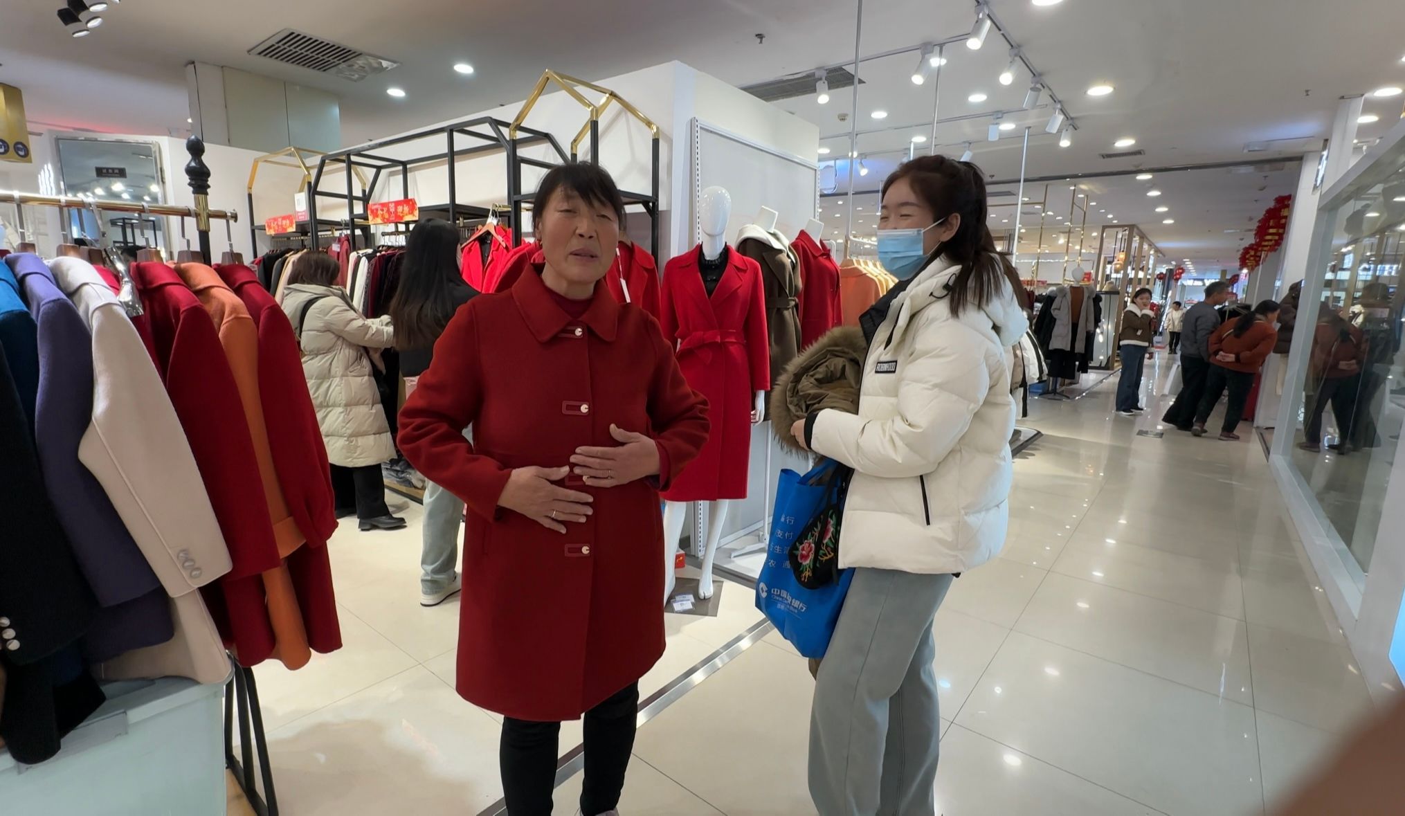 阿凯老妈犟的非走不可,全家又去逛街买衣服,一听价格就傻眼了