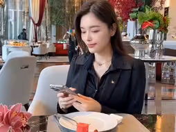 请澳门银河美女公关吃饭，太美了，怎么才能拿下