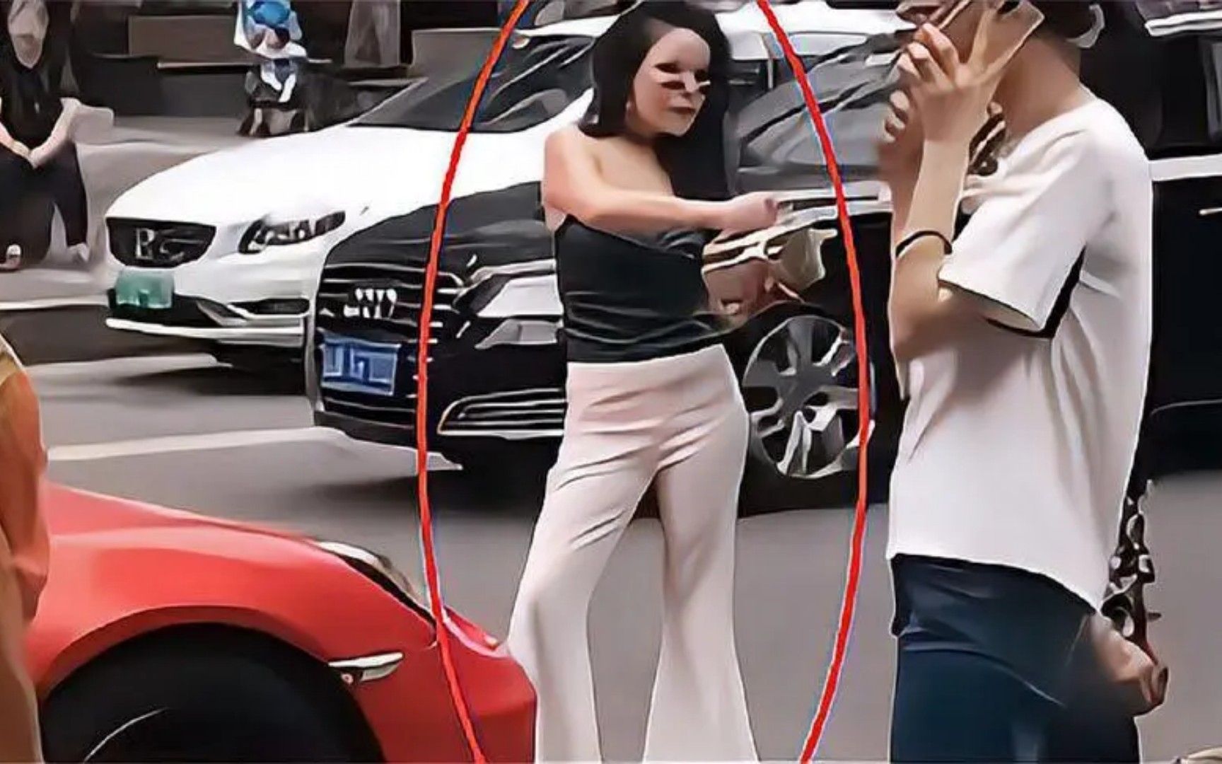 保时捷女车主又被拍到违停?这次没打人,站姿却成为亮点