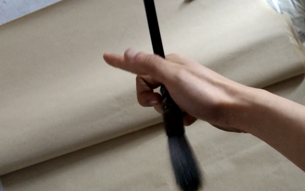 在高中的书法教室里转毛笔