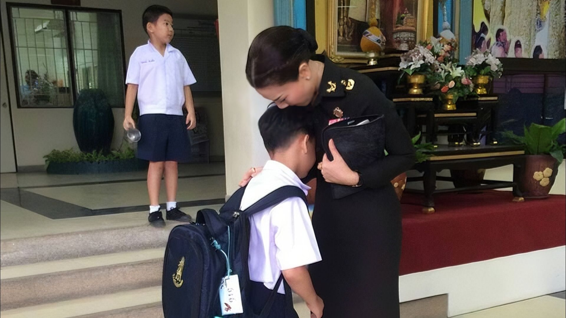 提帮功小时候活泼可爱,是王室长辈的开心果,一家人在一起好幸福