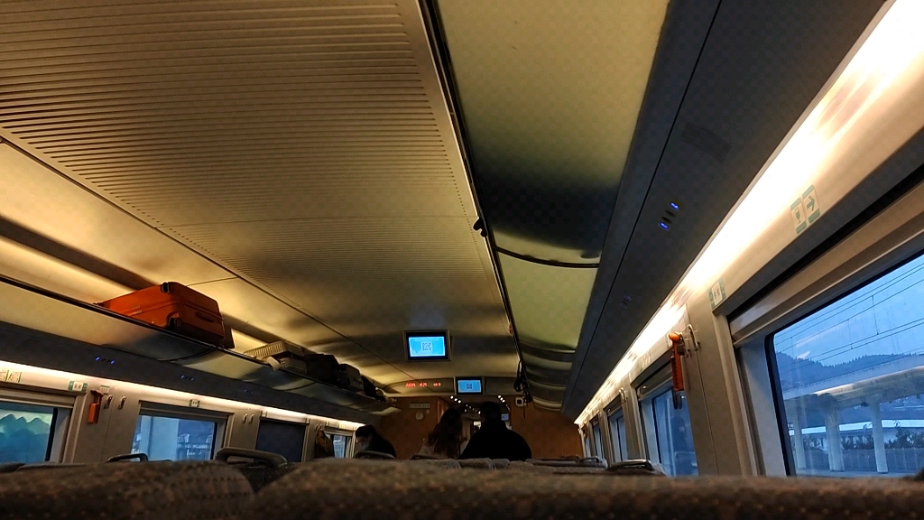 【列车广播】 g2985次 重庆西-铜仁 crh3c3033 下一站:遵义站(乘坐