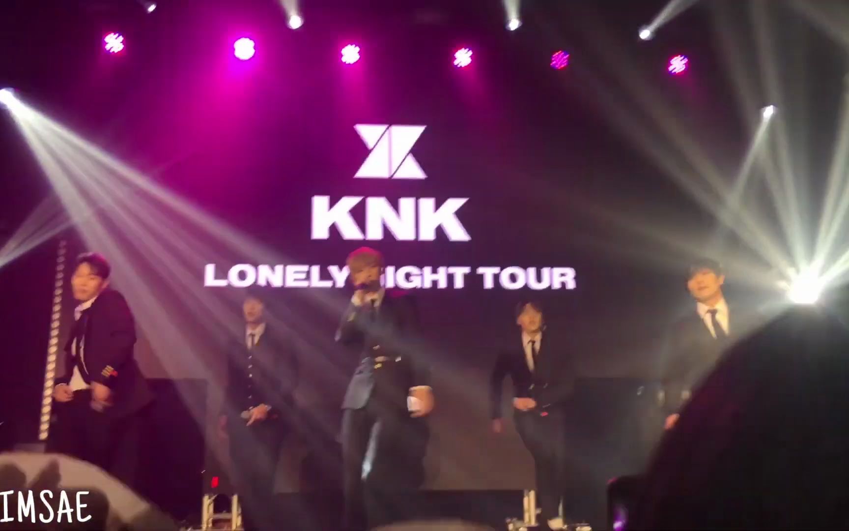 [图]【KNK】190224演唱会 - Lonely Night Tour in LA（正面视角）