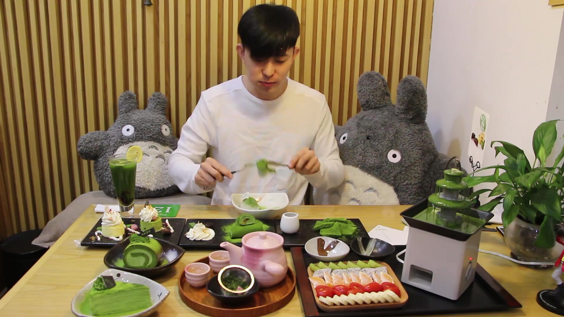 【吃播】密子君上身?一次吃一整桌抹茶甜品是种怎样的体验!