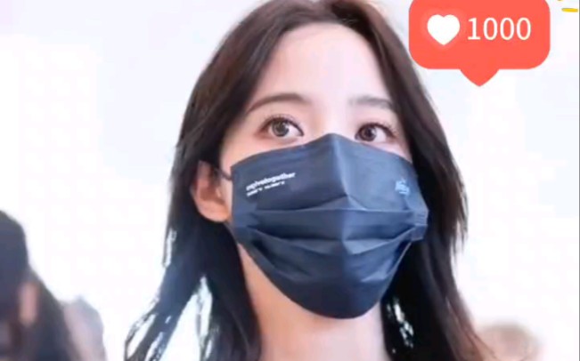 欧阳娜娜机场红衣路透慢镜头下的娜娜 眼睛好大!