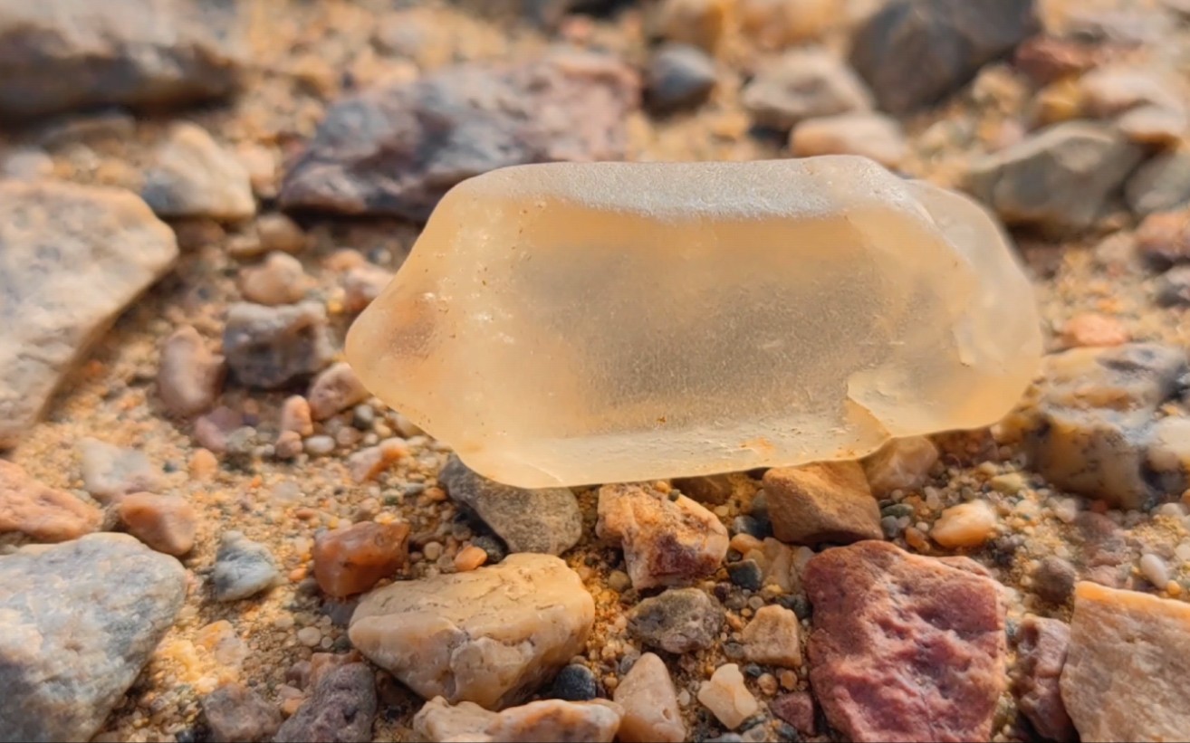 以为发现一颗宝石光,捡起来看原来是戈壁水晶,很漂亮