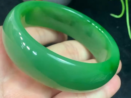 和田碧玉白加绿老料手镯57mm口径,宽版轮胎镯,玉质细腻 脂粉油性十足