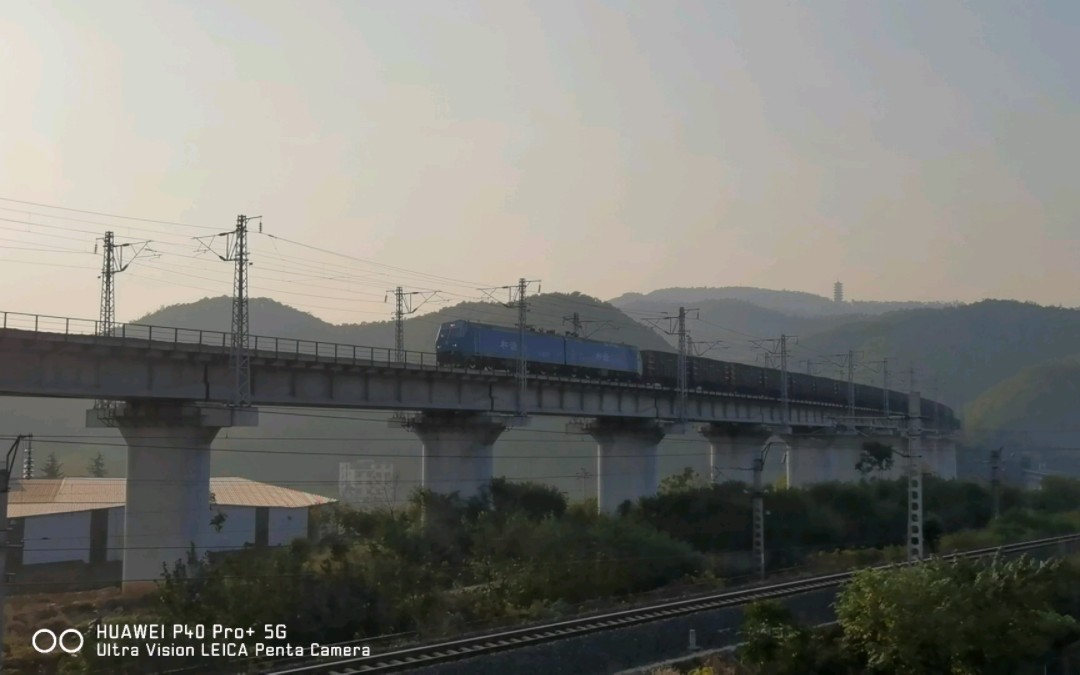 [图]浩吉铁路蓝精灵与宁西铁路电猴子同场竞技