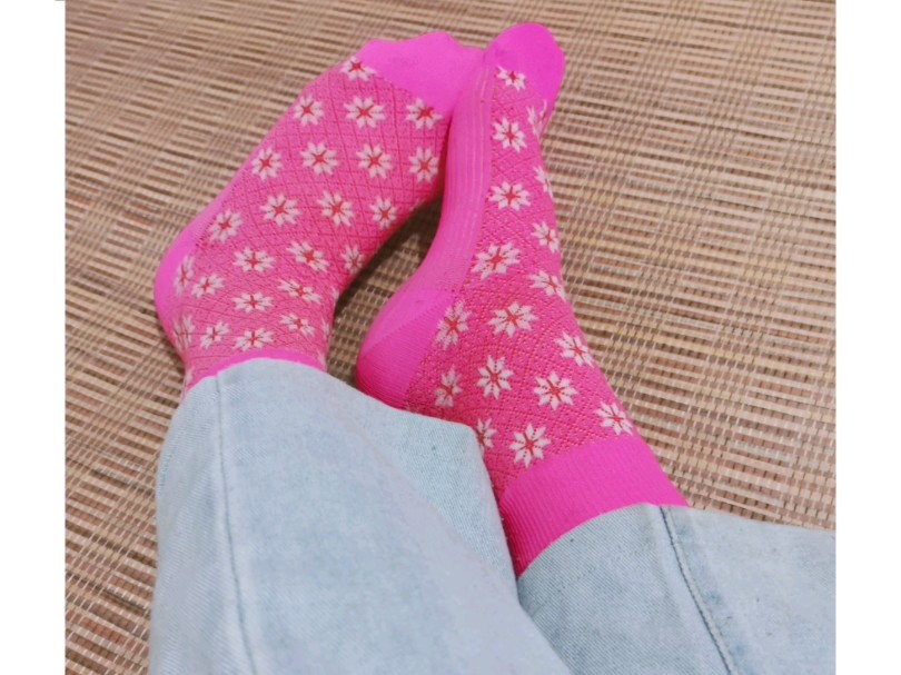 粉色雪花图案的尼龙袜,上脚效果