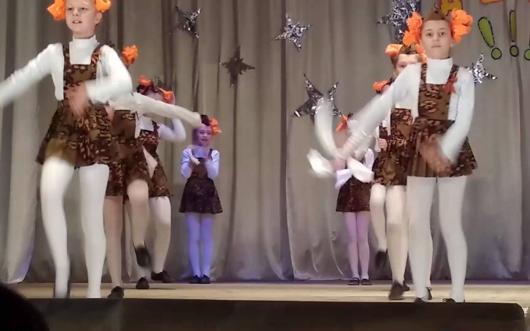 俄罗斯小萝莉的喀秋莎舞蹈