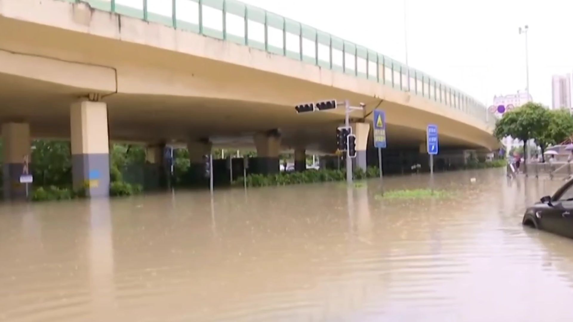 特大暴雨!南宁多条道路积水严重全市排涝泵站全开,有车被淹只露车顶哔哩哔哩bilibili