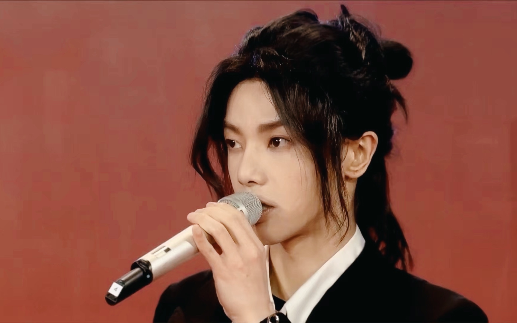 华晨宇双11惊喜夜后台红毯采访