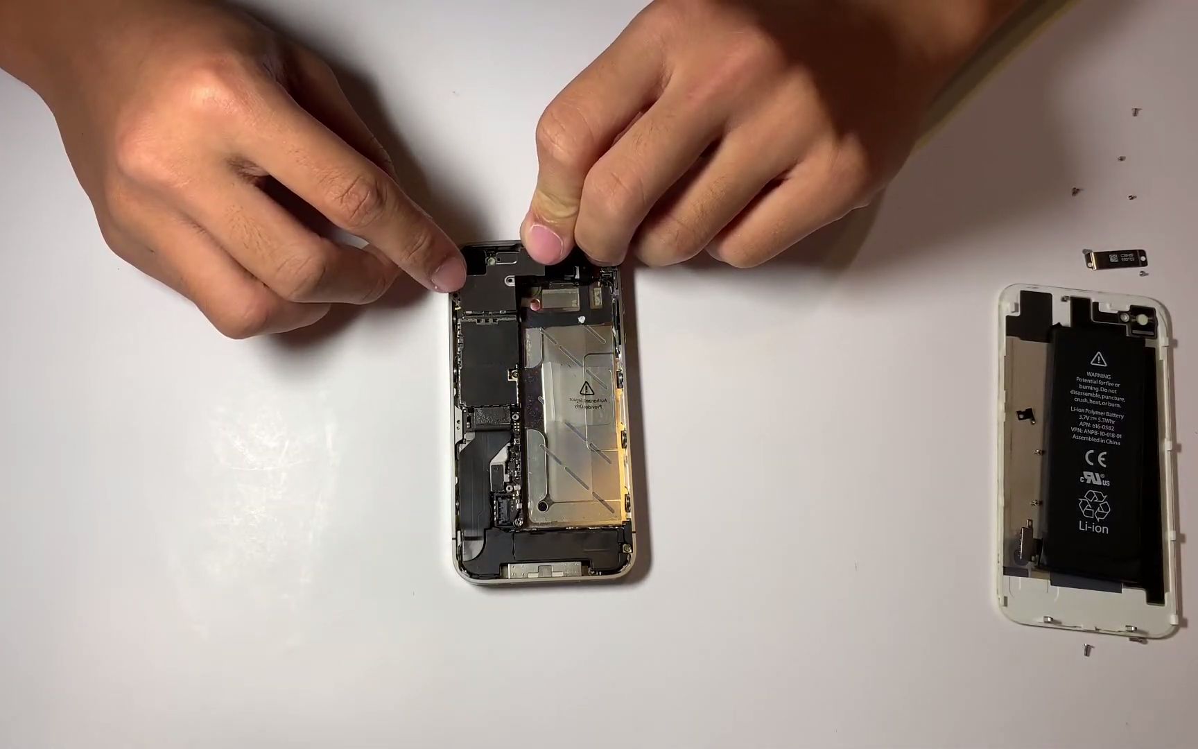 带你回顾经典:iPhone4S拆解及内部。看当年它如何再一次改变一切