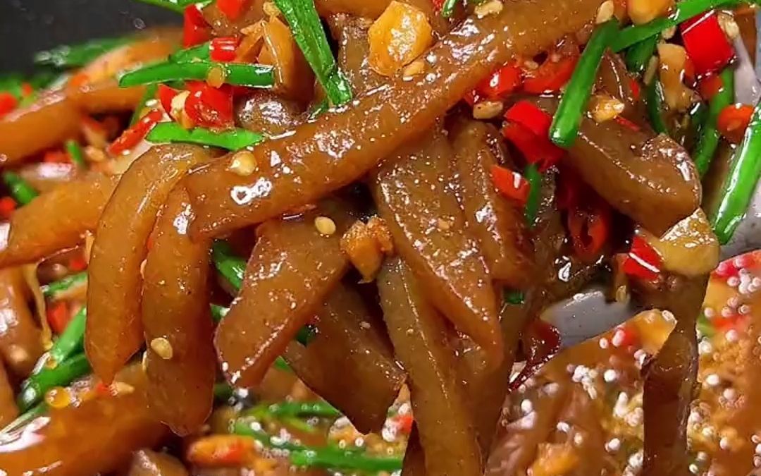 魔芋豆腐别总是炖汤了,你像我这样炒酸辣好吃