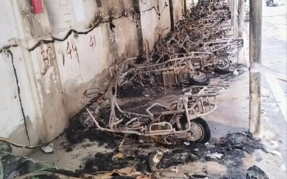 3早上6点,四川川南充心悦国际,电动车车棚自燃着火,三十多辆电动车烧