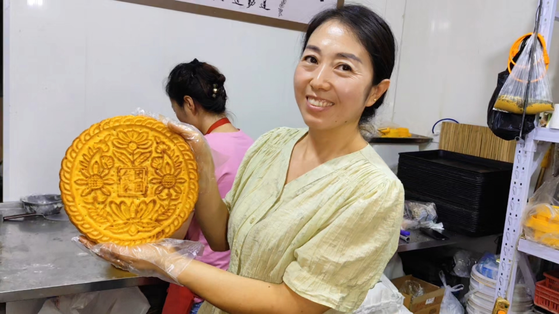 太原美女卖山西神池月饼,大团圆月饼35一个,现做现卖.空心月饼,无糖月饼,精品五仁应有尽有哔哩哔哩bilibili