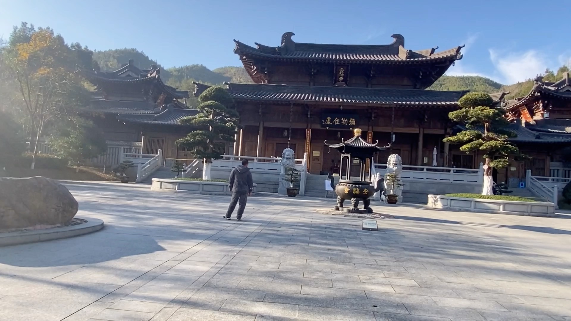 温州文成县的安福寺处在周山环绕的山脚下,非常适合观光和修炼的寺庙,那里的黑天鹅太美了,可惜疫情庙门没有开哔哩哔哩bilibili