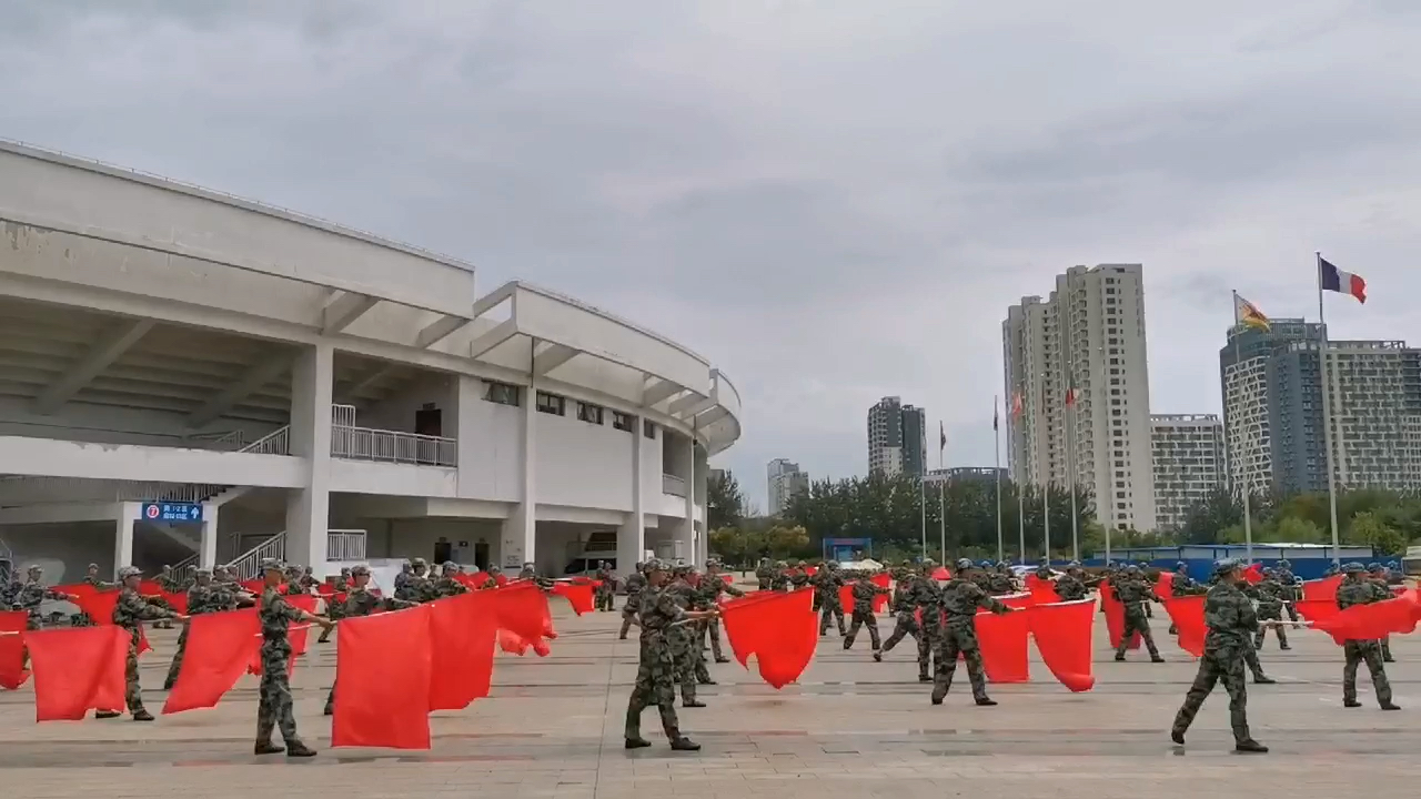 [图]临沂大学2019军训方队舞旗队日常训练q