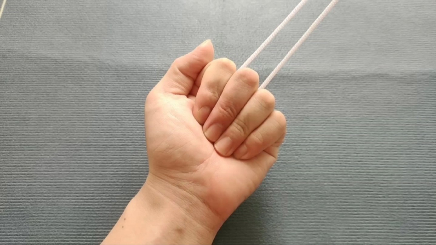 魔术教学:用一根绳子穿手指,一看就会!