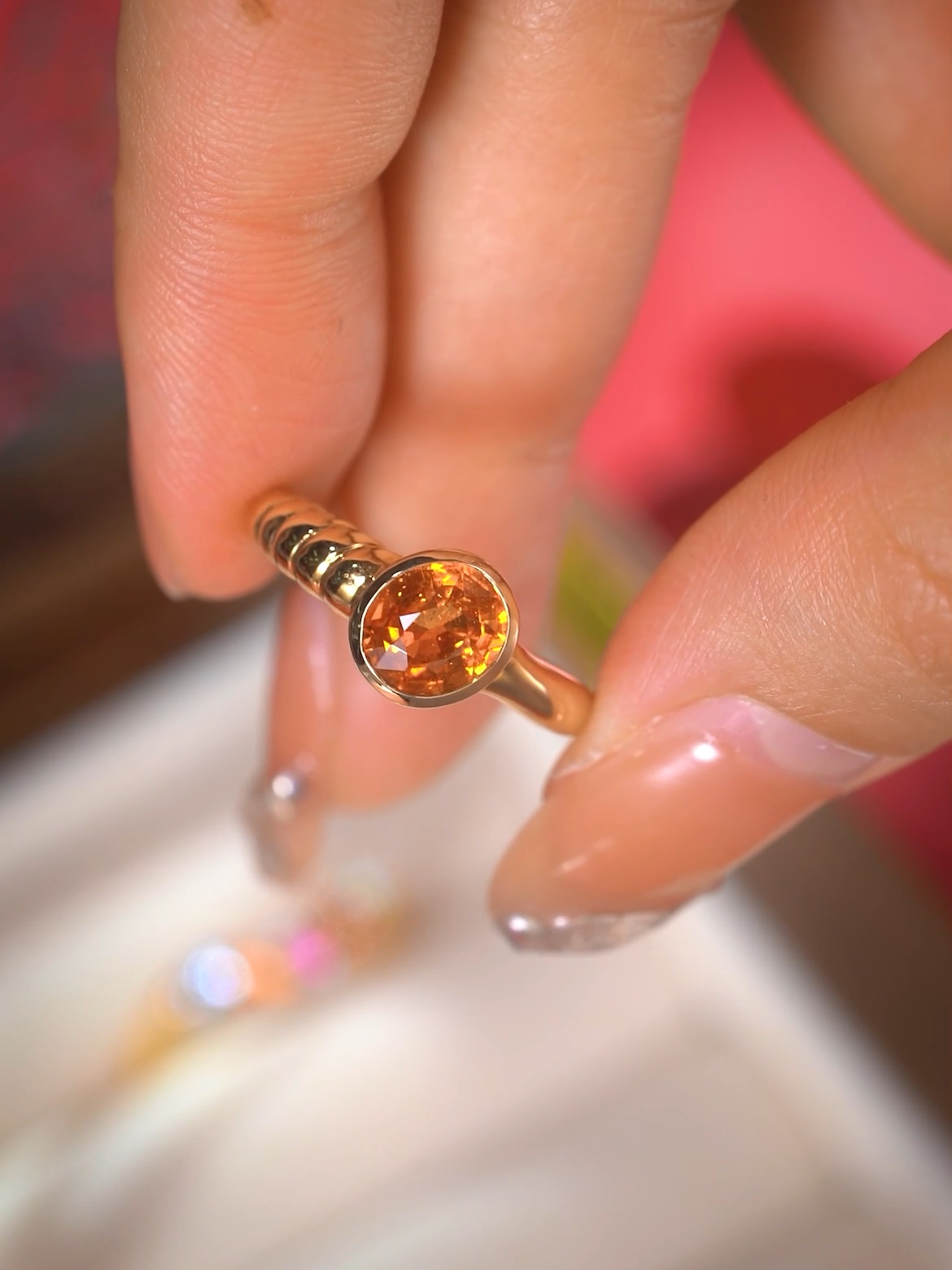 情人节礼物推荐97 「芬达石戒指」这是一枚别具一格的芬达石戒指,戒