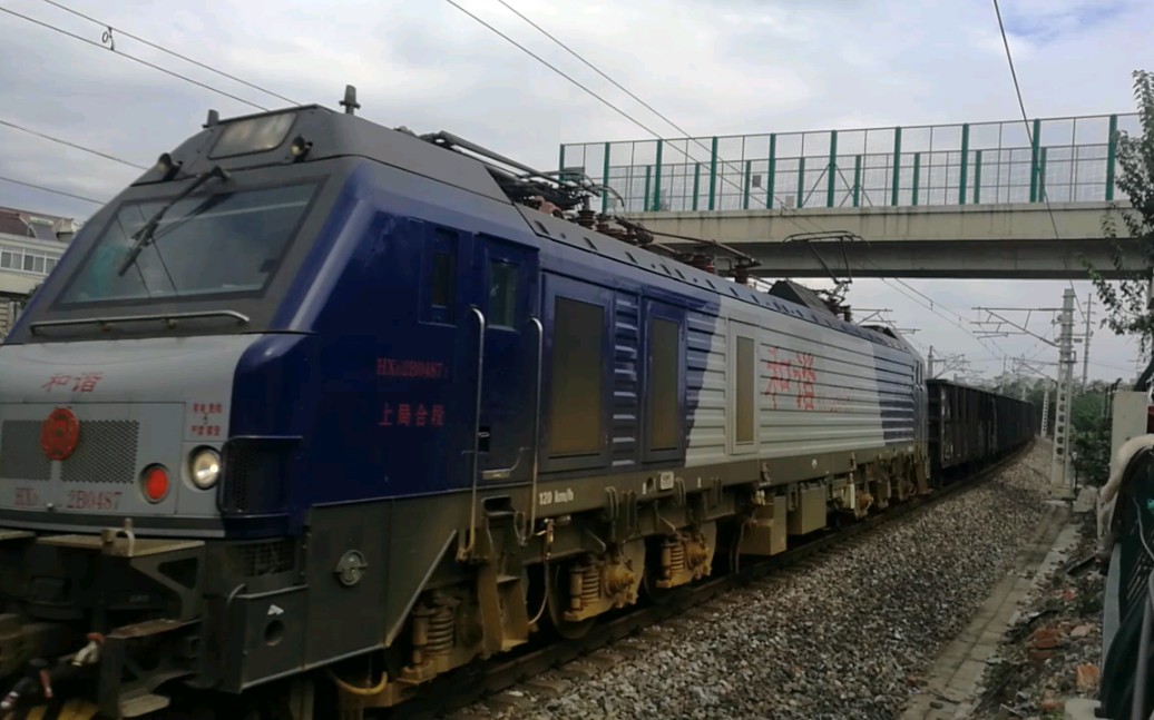 合肥机务段hxd2b-0487牵引货列快速通过巢湖西站