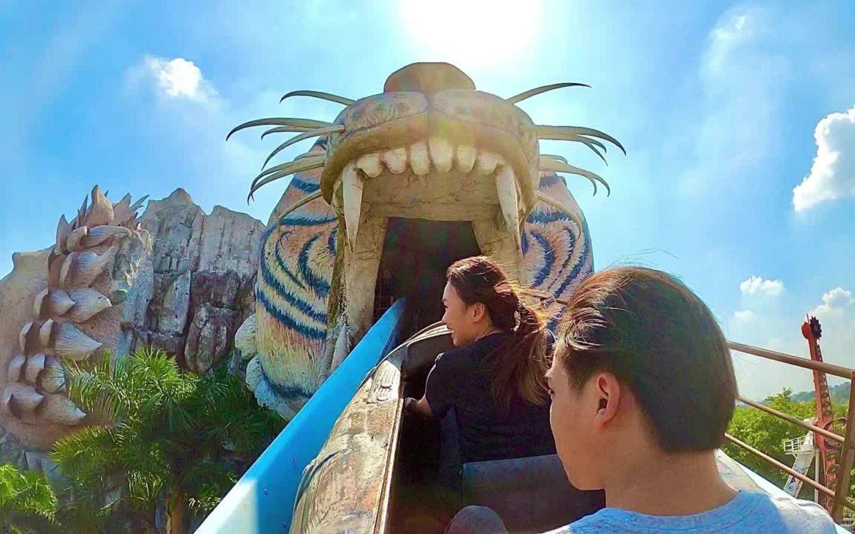 你见过森林狮子王水滑梯吗第一视角带你体验狮口逃生