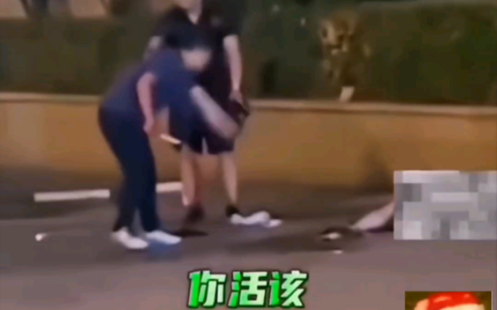 男子怀疑妻子出轨，在街边捅死妻子和一个男子
