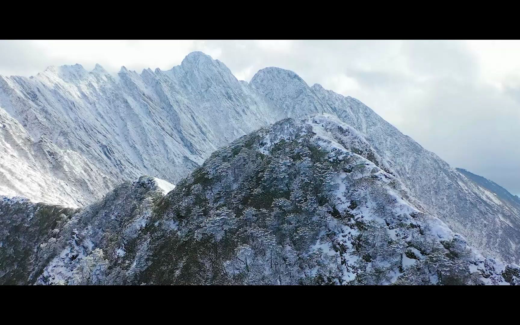 [图]苍山不墨千秋画 洱海无弦万古琴，苍山负雪 绝美大理 #就爱去云南 #就爱去大理 （来源：大理矿泉文旅）