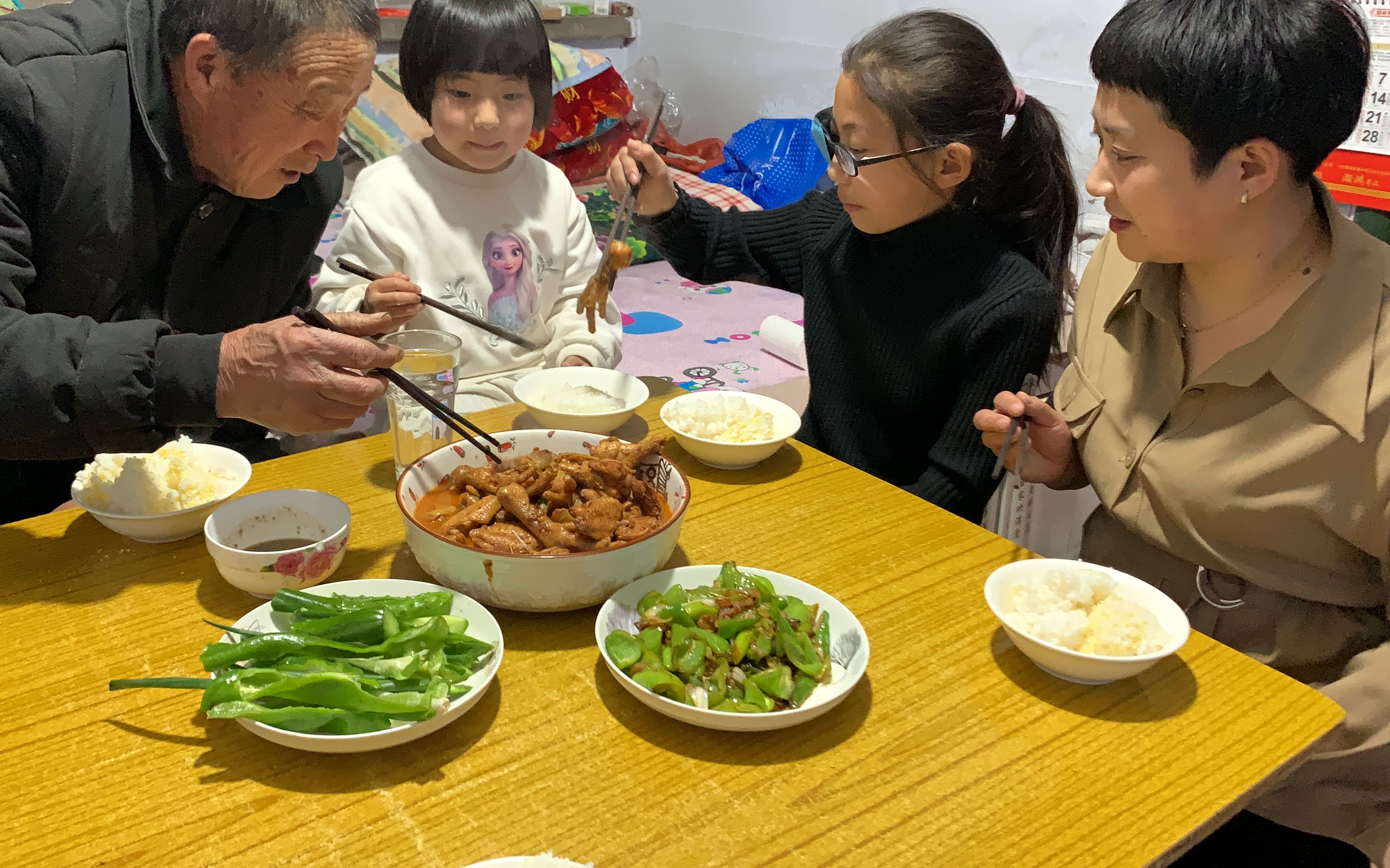 甥女来家了,看舅妈做了什么好吃的,直接上手拿,吃的真过瘾哔哩哔哩bilibili