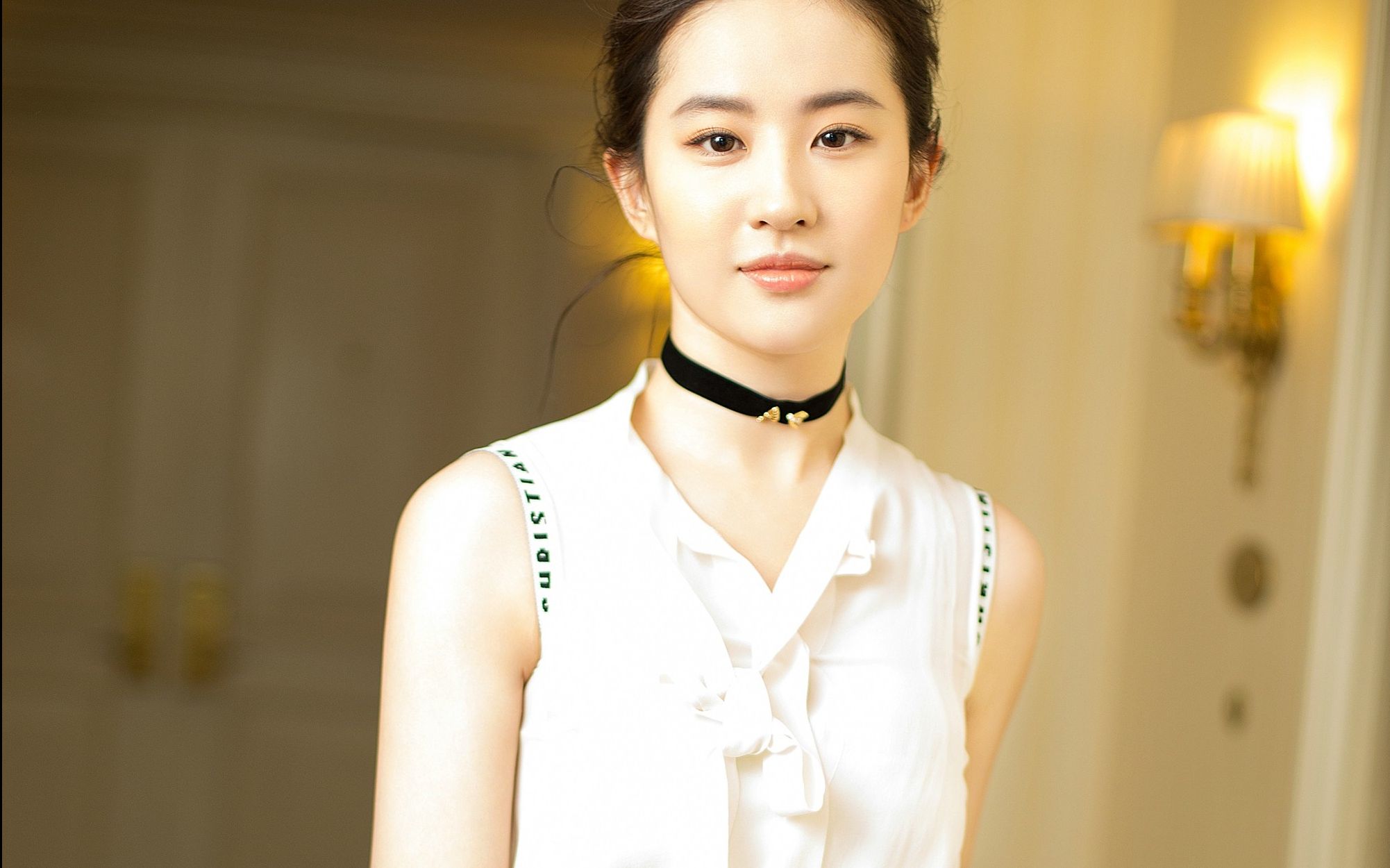 穿衣不修边幅 拍照放飞自我 刘亦菲 海报网专访