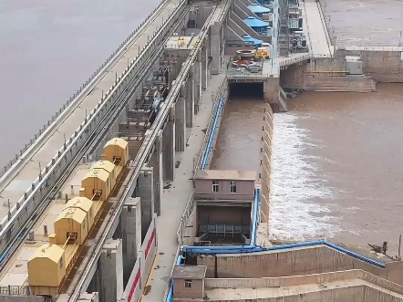 黄河上第二座水利枢纽工程,青铜峡拦河大坝,我国唯一的闸墩式水电站!