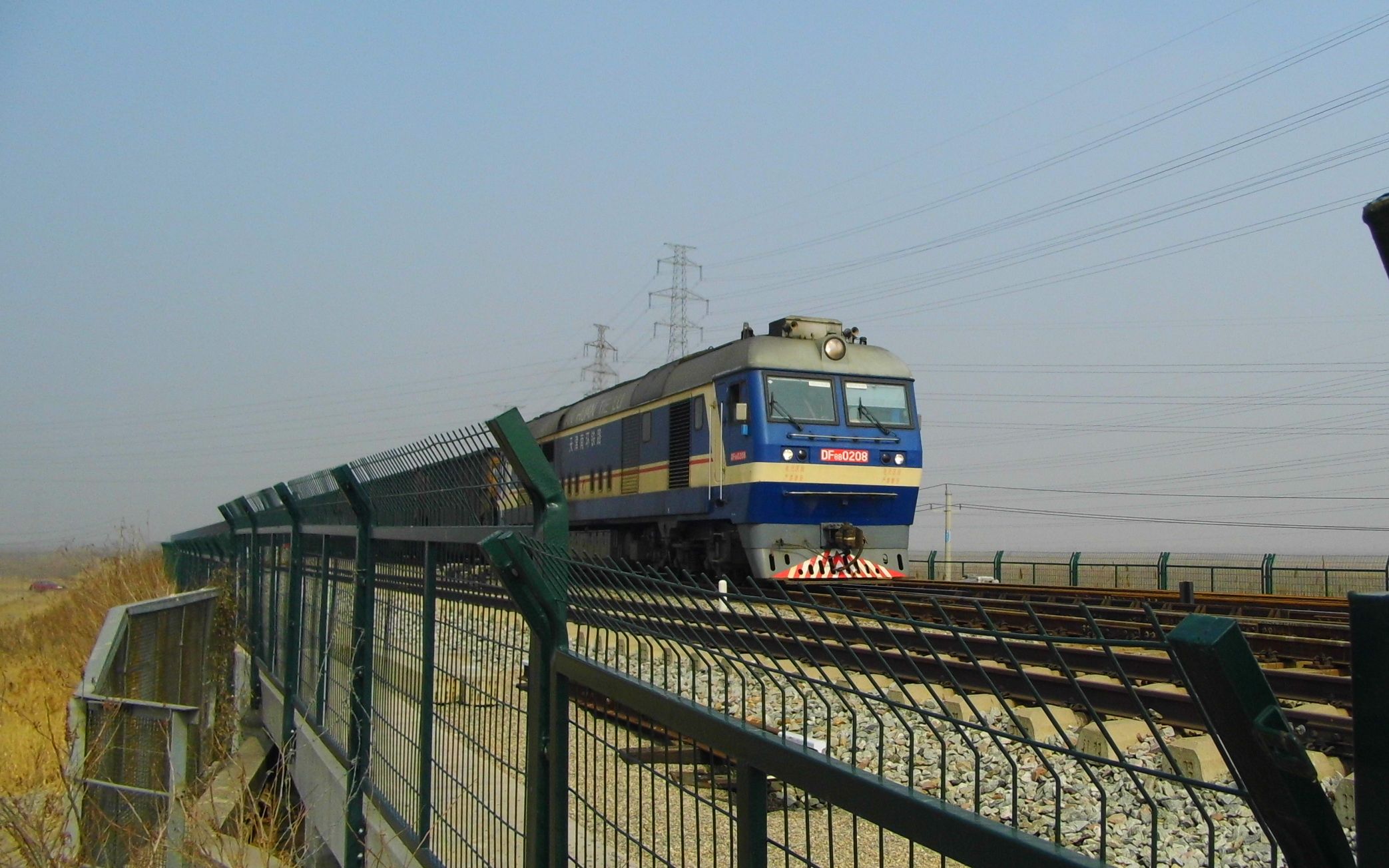 【黄万铁路】单线的黄万铁路,东风8b内燃机车减速驶