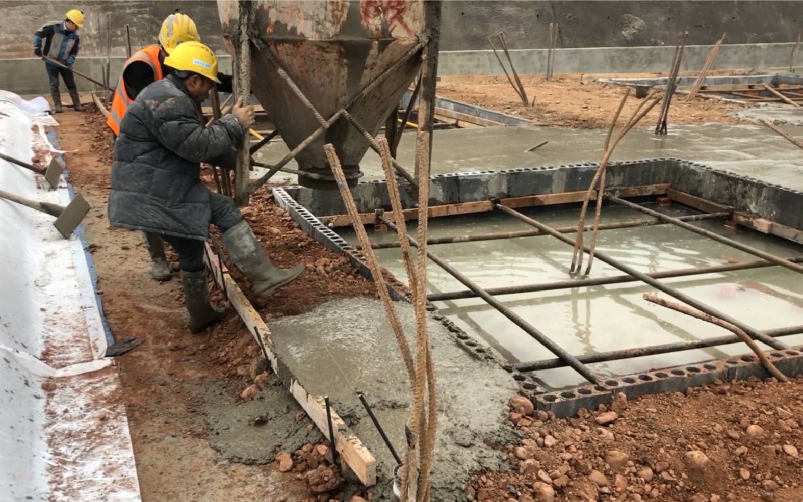 工地小伙子拉一车混凝土搞了4个小时,赚了105元钱,生活太难了