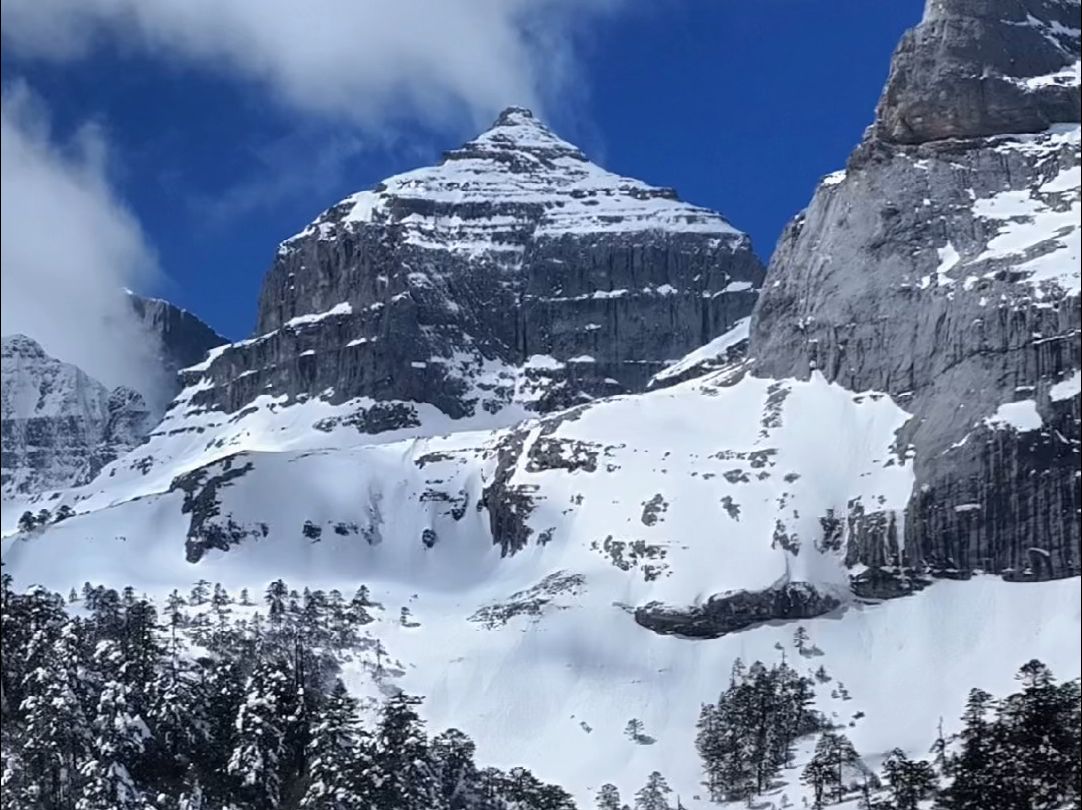 香格里拉巴拉格宗香巴拉佛塔雪山下雪了哔哩哔哩bilibili