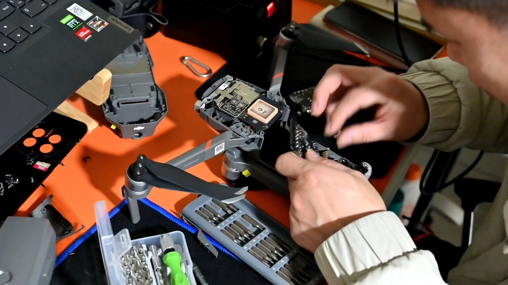 大疆御2维修——接上回,把新的电调板装上#大疆无人机 #无人机维修