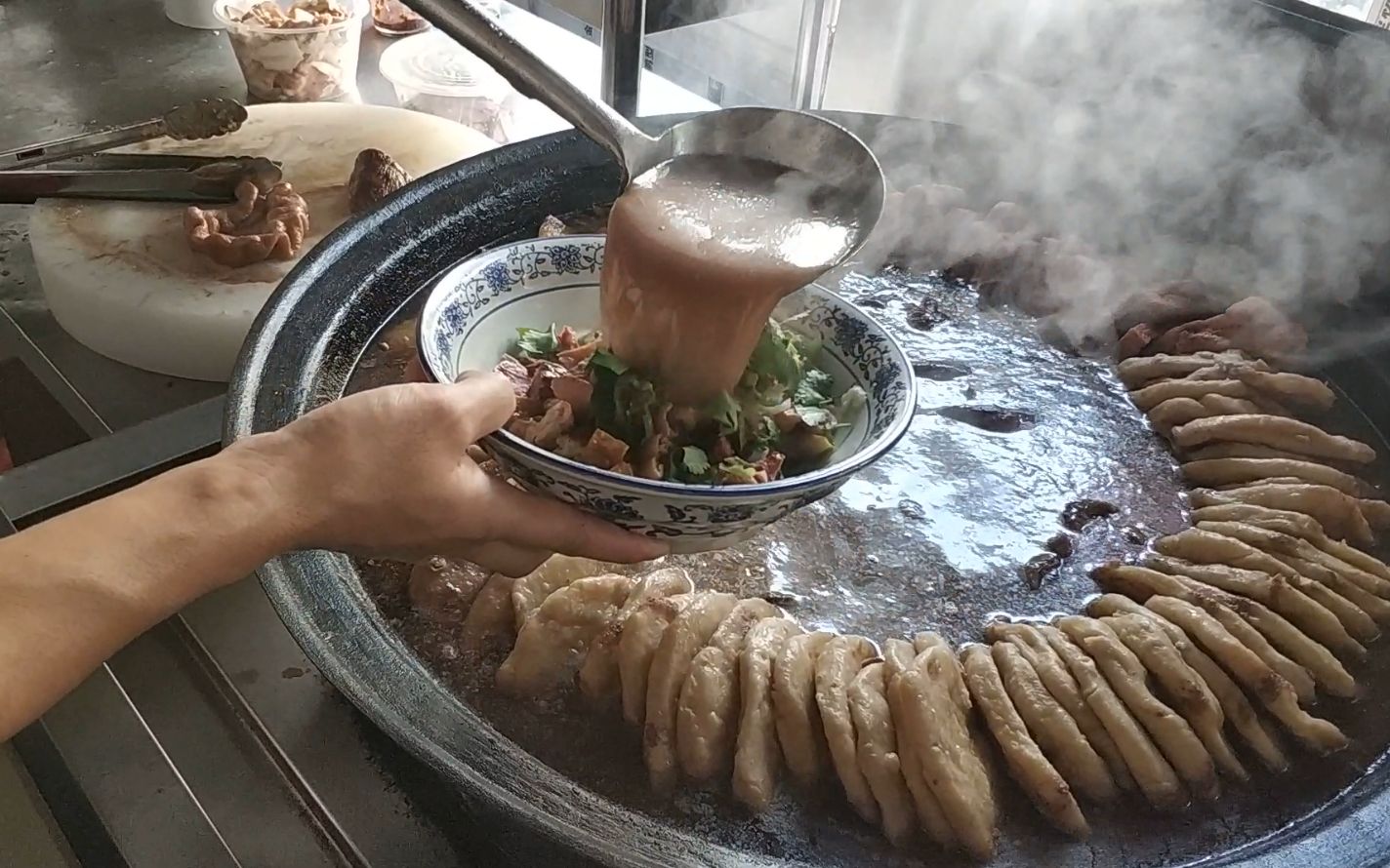 老北京地道小吃卤煮火烧口味独特卖18元一碗吃着实在太解馋了