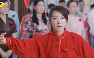 妈妈参加师傅丧礼，看见主持人，拳都不会打了