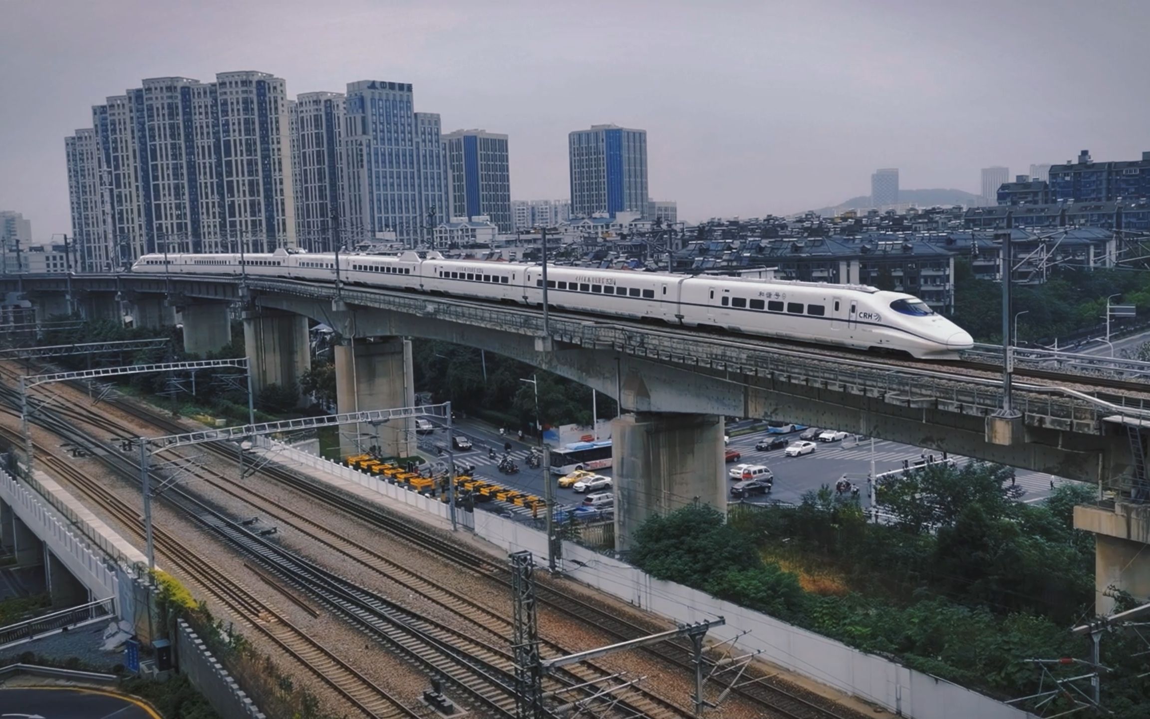 crh2c动车组2076号编成驶出南京动车所,担当南京——上海虹桥g7109次