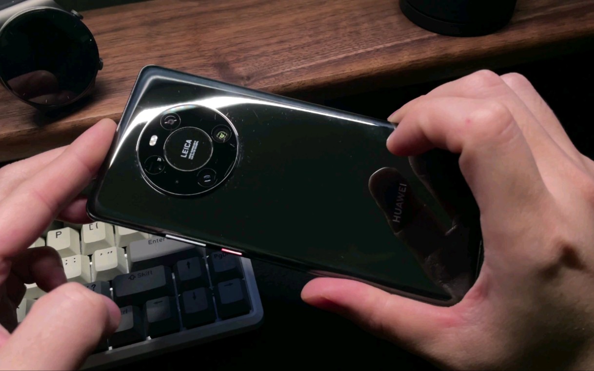 好喜欢mate40黑色这个大镜面的背板啊还有这个主题哈哈哈哈哈