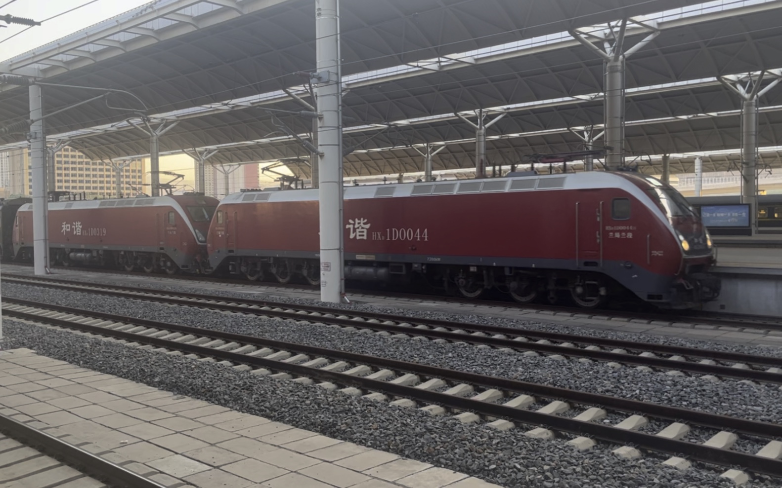 兰局兰段 重联hxd1d 牵引z41(上海——乌鲁木齐)和d2708(乌鲁木齐