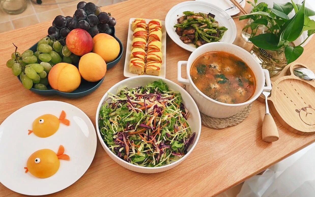 今日晚餐,菠菜肉丸,土豆厚蛋烧,再做个清淡的蔬菜沙拉,晚餐愉快