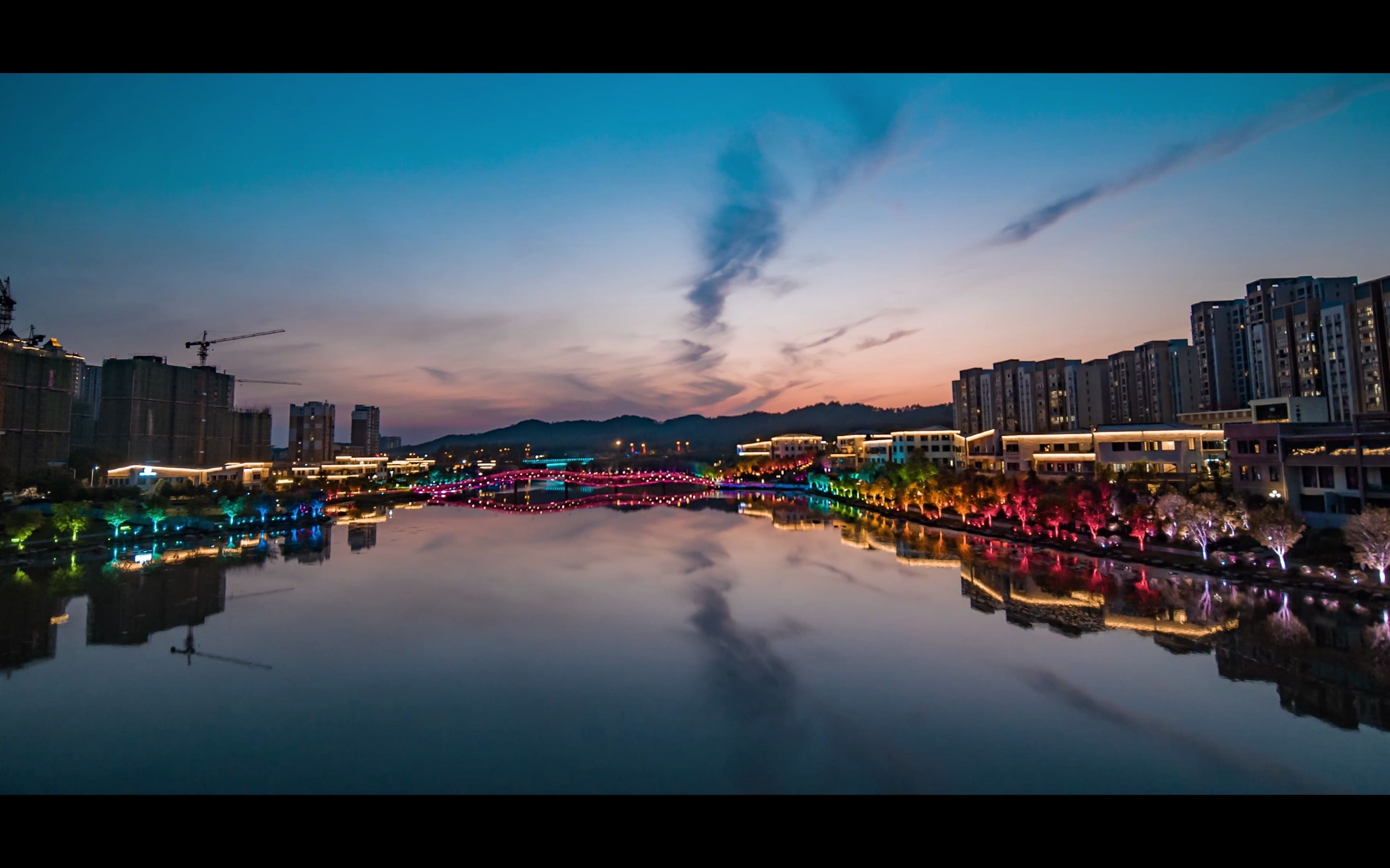 [图]夜晚的庐陵文化城，山水天地间光彩夺目。