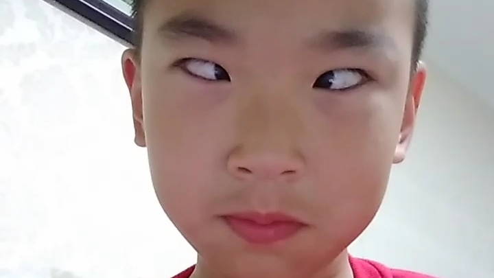 今天给大家来个斗鸡眼.