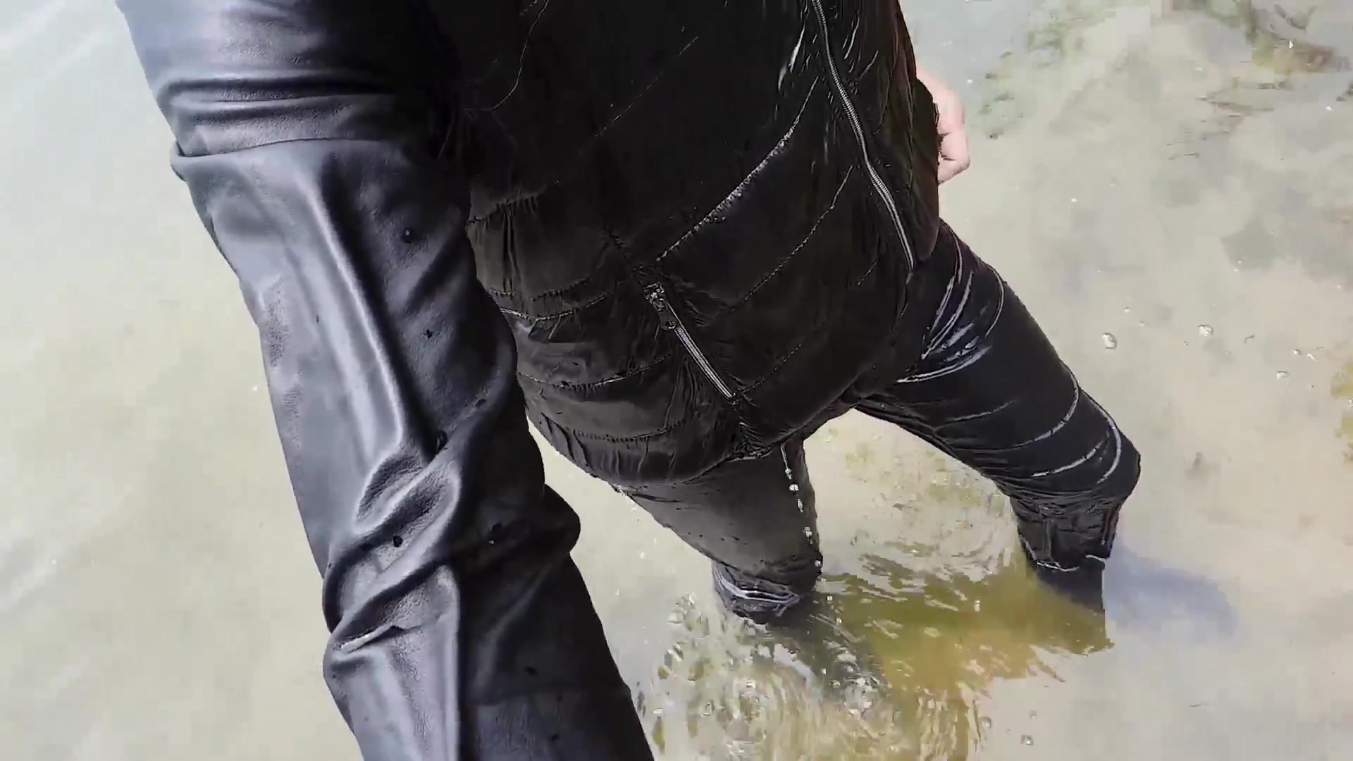 皮裤帅哥趟水湿透wet in leather——lederboy_哔哩哔哩_bilibili