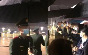 Скачать видео: 又见军民鱼水情！国庆游客自发为雨夜执勤哨兵撑伞，班长这样婉拒