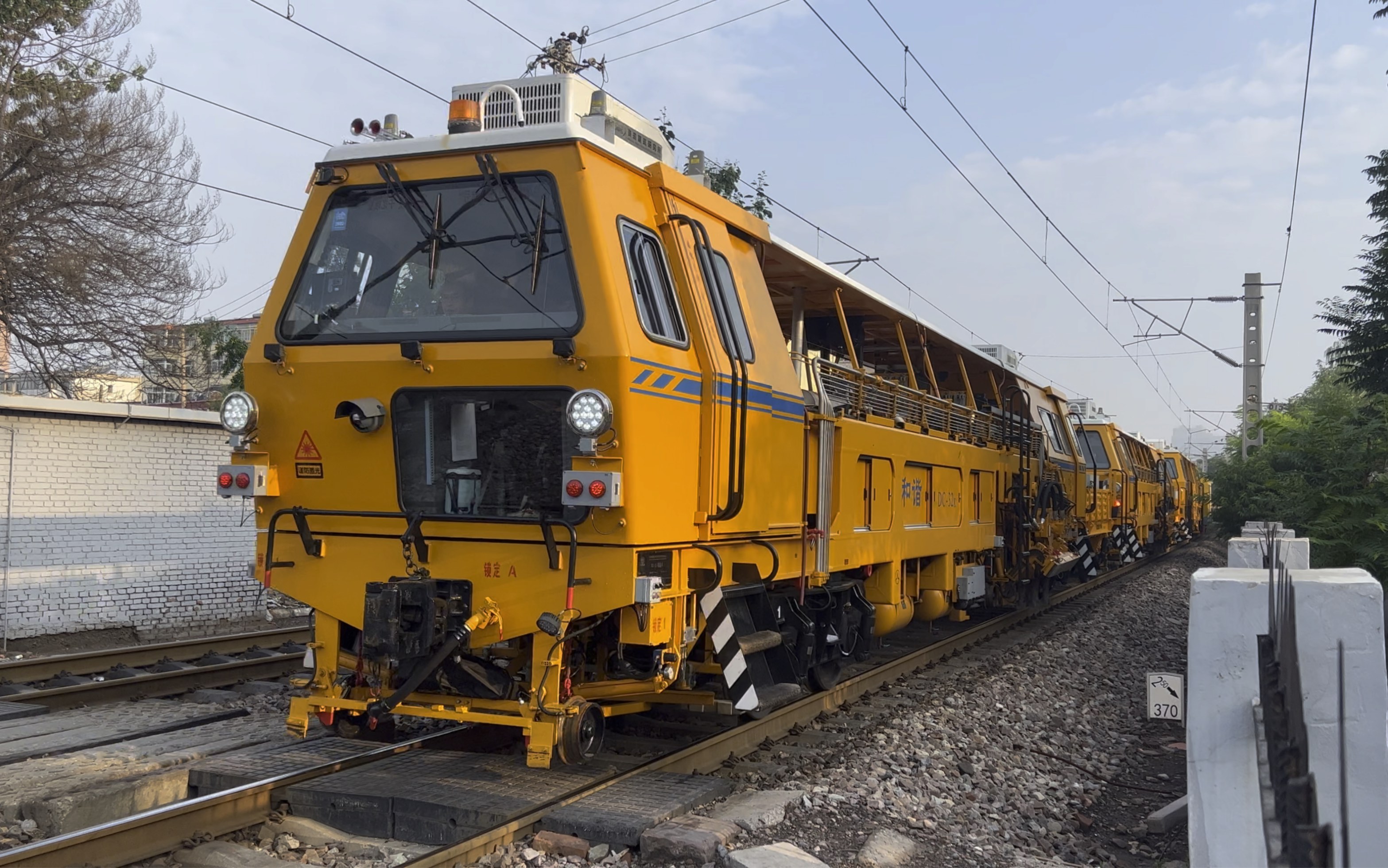 【南同蒲】太原工务段与中铁六局集团电务公司轨道工程车通过372道口.