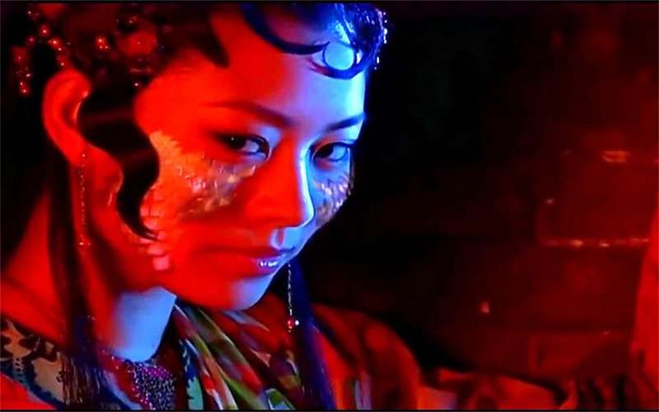 千年蛇妖口吐长舌现出蛇尾吓得男子落荒而逃却被吞进肚子