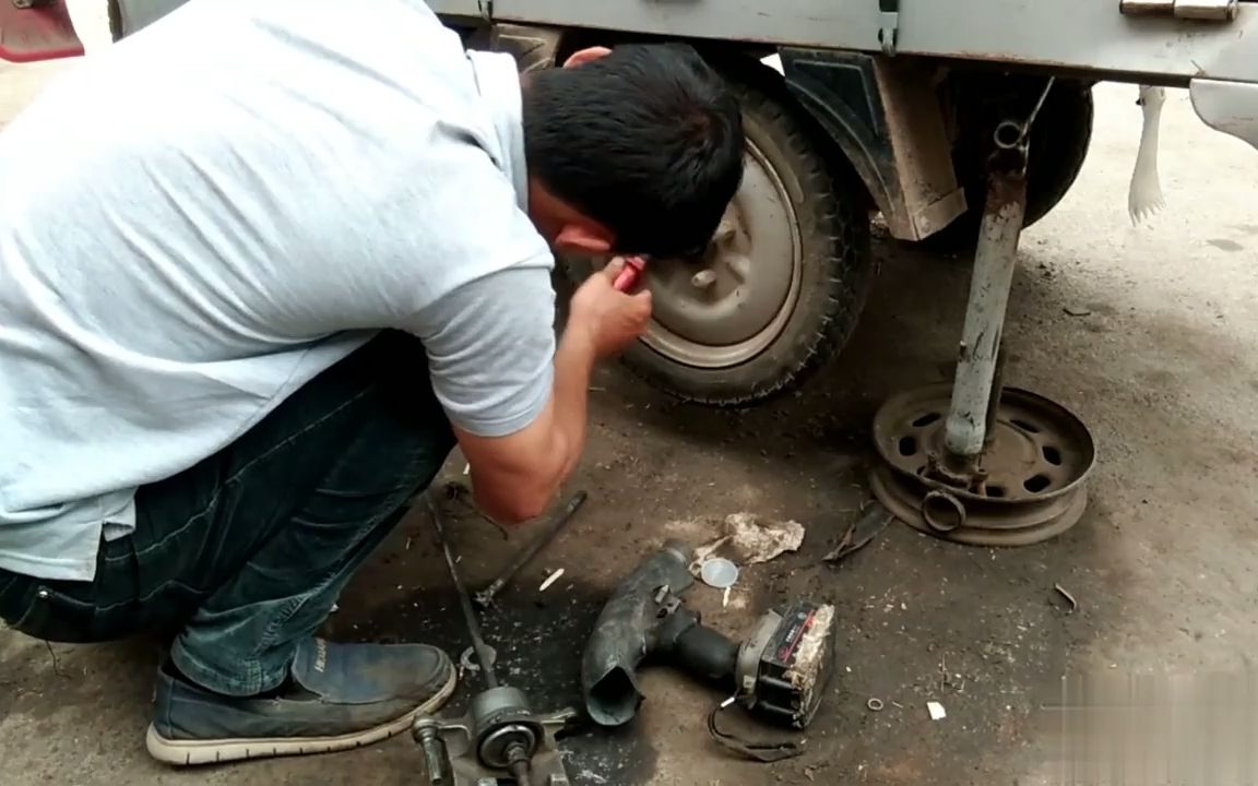 拆刹车锅不用专业工具,三下就搞定